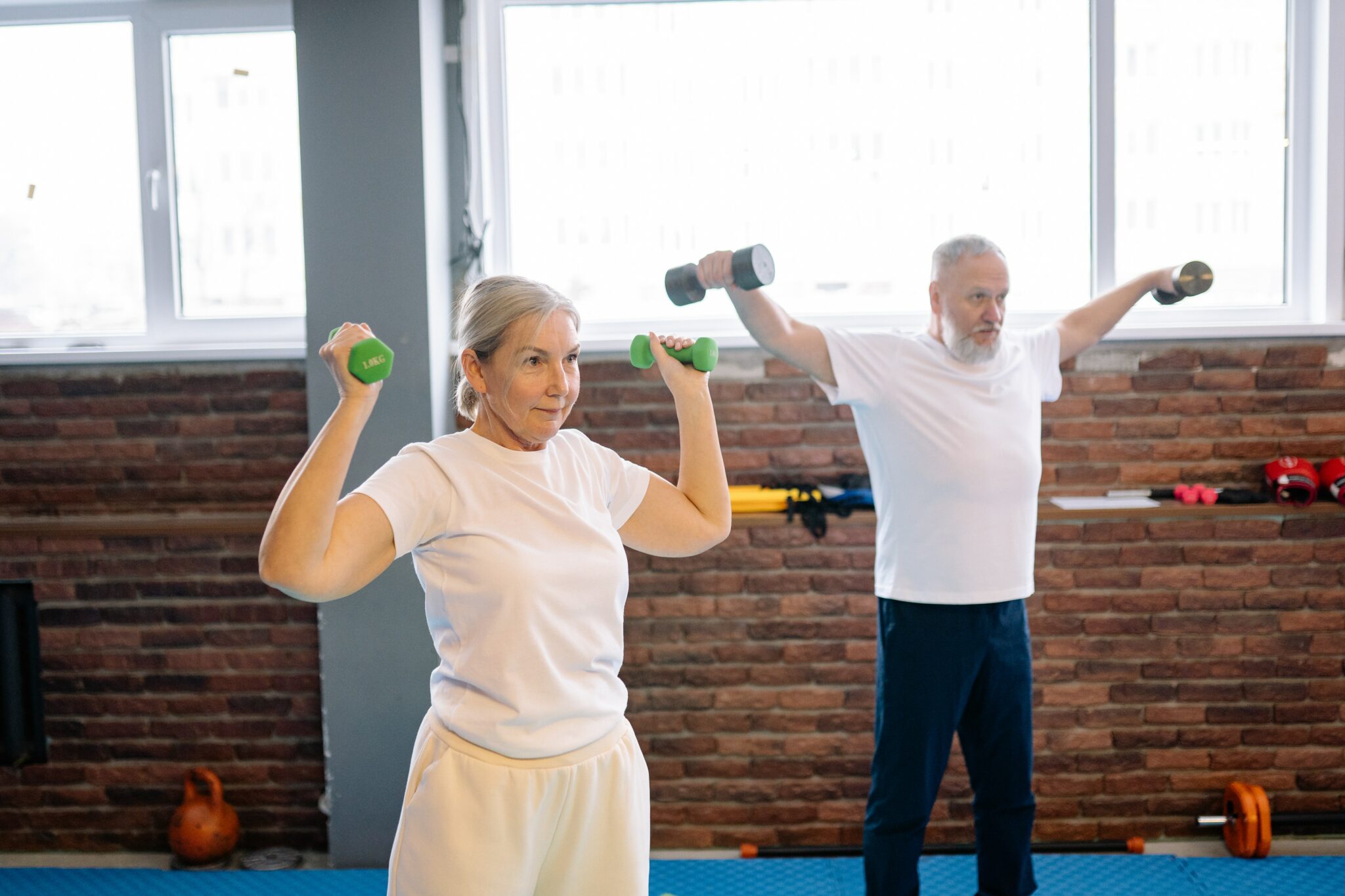 Deux personnes pratiquant la musculation