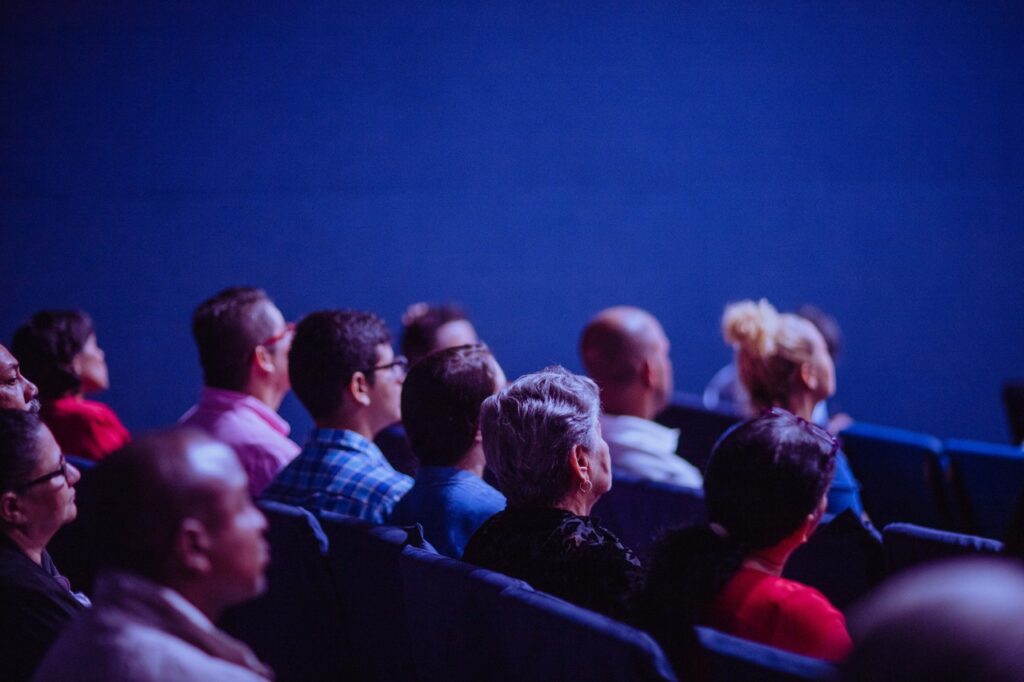 Des personnes regardant un film au cinéma