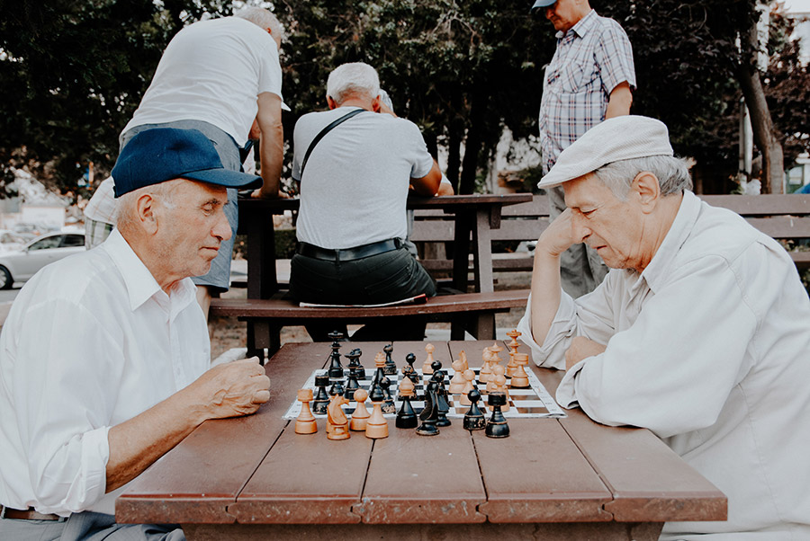Deux personnes âgées jouant aux échecs