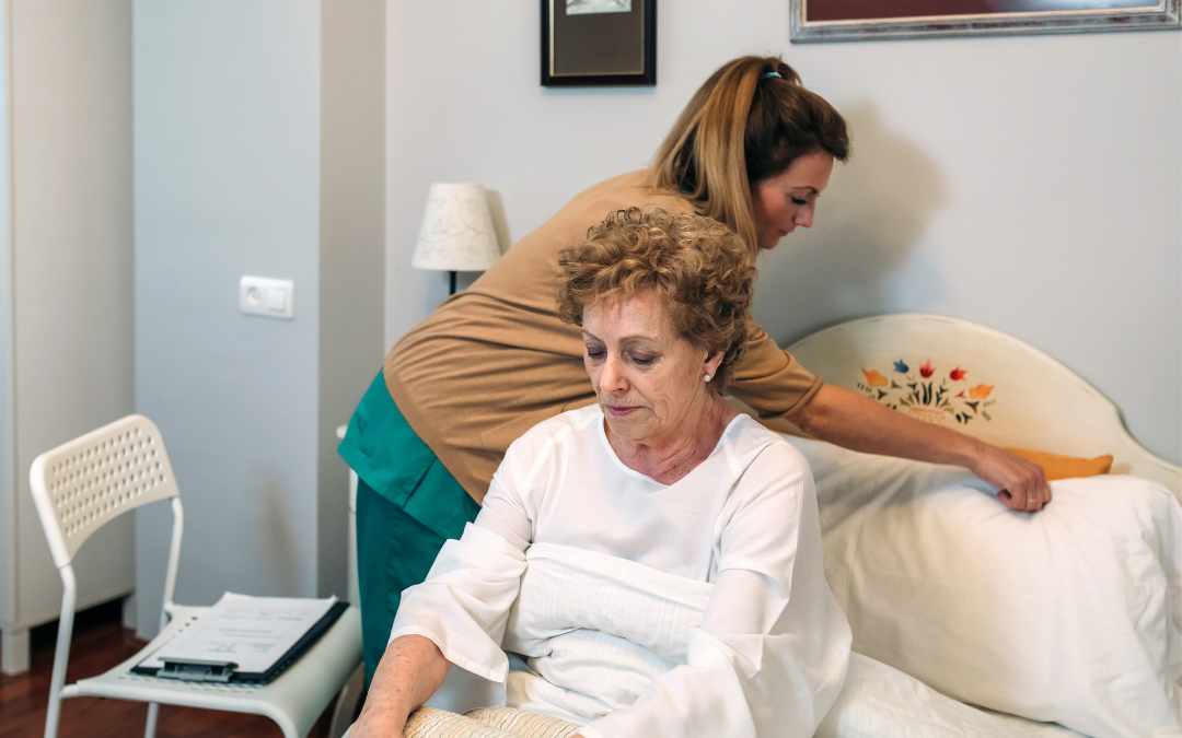 jeune aidant une dame a s'installer pour dormir