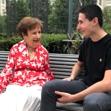 amitie jeune senior rire parc