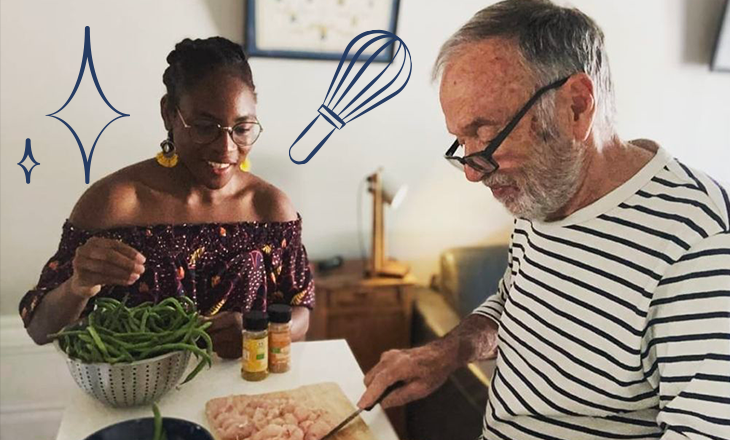 jeune et personne âgée font la cuisine