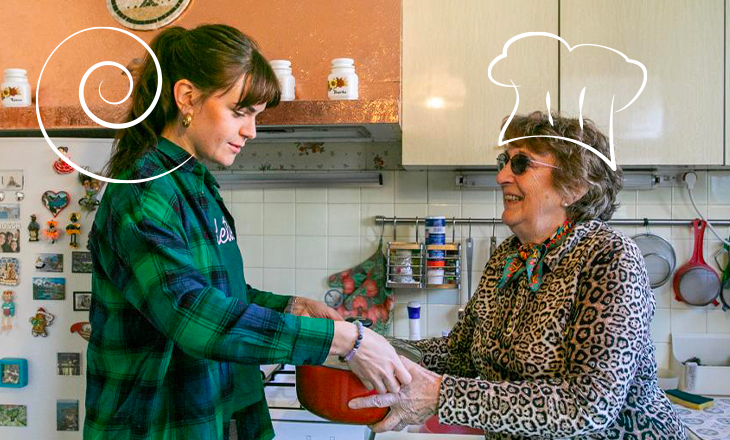 jeune femme et personne âgée cuisinent ensemble