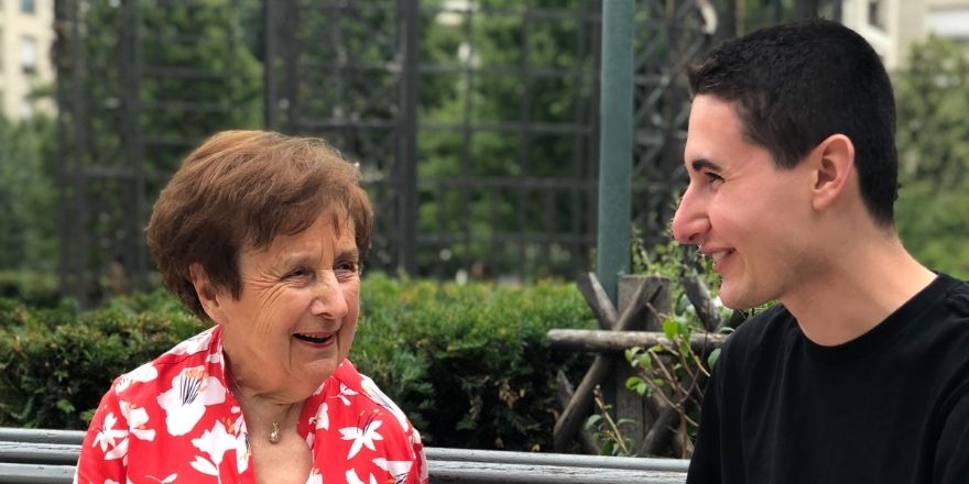 amitié jeune senior rire parc