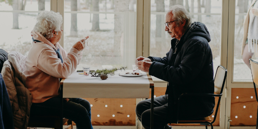 Deux personnes âgées mangent