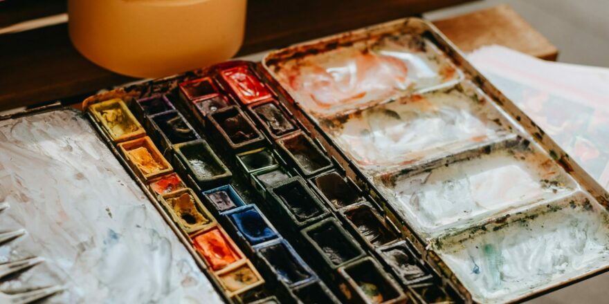 Art et souvenir : Activités d’arts plastiques pour les seniors en perte d’autonomie axées sur les souvenirs