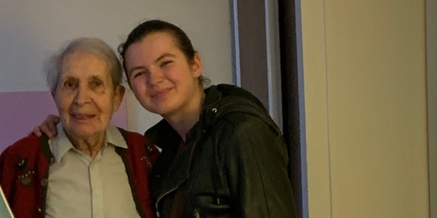 Personne âgée prenant une photo avec une jeune femme