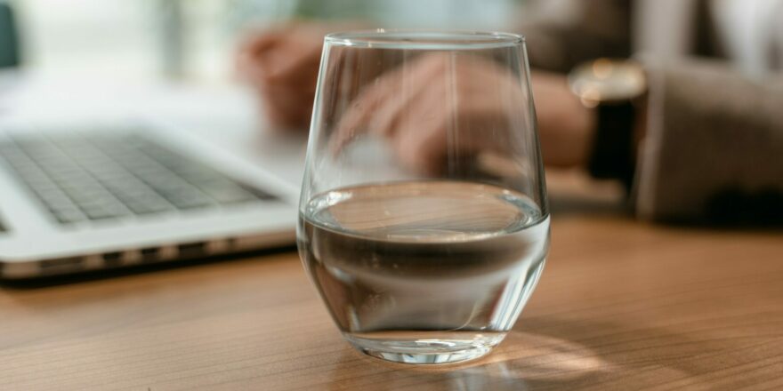 Restez hydraté, restez heureux : l’importance de l’eau pour nos seniors bien-aimés